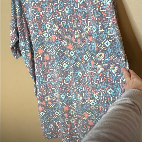 🌟 LULAROE: Multicolor Geometric Tunic Top/High Low- Size L  EUC - Picture 3 of 9
